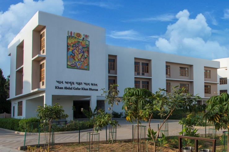 Shri Jayantilal Zumchandbhai Jogani Computer Centre - Building Photo